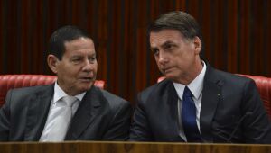 Em nova rusga com vice, Bolsonaro diz que Mourão 'por vezes atrapalha um pouco a gente'