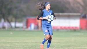 Goleira do Náutico aposta em experiência para ajudar mais jovens