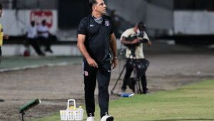 Martelotte elogia adversário, mas lamenta falhas defensivas: 'Erros que precisamos corrigir'