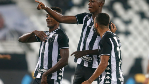 Babi decide, e Botafogo vence o Vasco no jogo de ida da Copa do Brasil