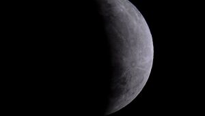 Lua é mais rica em água do que se imaginava, indica Nasa