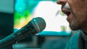 Cantar e falar alto aumentam risco de contágio por coronavírus, diz estudo