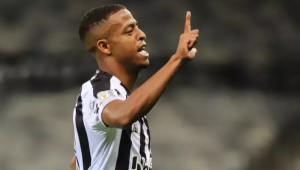 Keno marca três gols, Atlético-MG vence o Grêmio e se isola na liderança