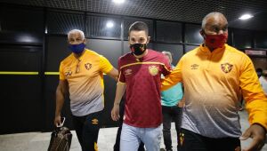 Com aglomeração no aeroporto, Thiago Neves chega ao Recife
