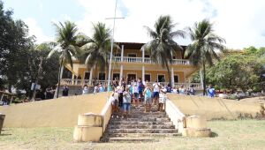 Moradores e empresários de Fernando de Noronha protestam por reabertura da ilha