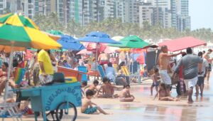 'Novo normal' não é relativizar riscos da Covid-19; analistas avaliam aglomerações em PE