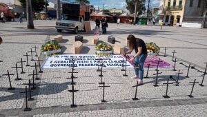 Professores repudiam reabertura das escolas em ato simbólico no Recife