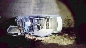 Motorista perde controle de carro e cai de viaduto em Pombos