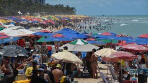 Domingo de movimentação nas praias e no Marco Zero