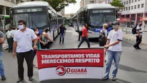 Contra dupla função, rodoviários paralisam circulação de ônibus no Centro do Recife
