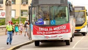 Contra dupla função, rodoviários paralisam circulação de ônibus no Centro do Recife