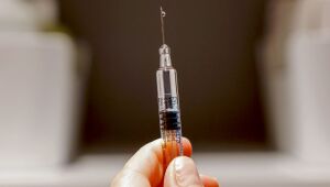 Médico que participava dos testes da vacina de Oxford recebeu placebo, dizem agências de notícias