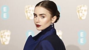 Lily Collins faz piada com a idade de sua personagem em 'Emily em Paris'
