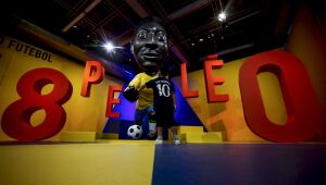 Prestes a completar 80 anos, Pelé é retratado em mural de Kobra em Santos