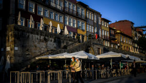 Em dia de novo recorde de casos, máscara obrigatória passa a valer em Portugal
