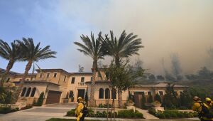 Incêndio violento na Califórnia deixa 60 mil evacuados