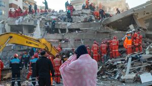Equipes buscam sobreviventes de terremoto que deixou quase 20 mortos na Grécia e Turquia