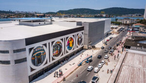 Eduardo Kobra homenageia Pelé com mural em Santos