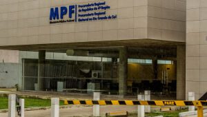 Procuradores falam em esmola e protestam contra celular de R$ 3.600