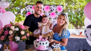 Zé Neto e Natália Toscano celebram quinto mês de Angelina com tema Fazendinha