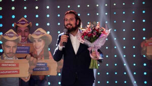 Cartolouco pede Luiza Ambiel em namoro no palco do programa Hora do Faro
