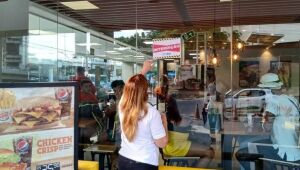 Burger King é interditado em Salvador após aglomerar com promoção de Dia das Bruxas