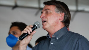 'Virei boiola, igual maranhense', diz Bolsonaro no Maranhão após beber refrigerante rosa