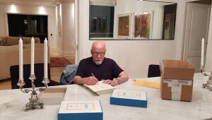 ABL diz que queima de livros de Paulo Coelho é 'símbolo de horror'