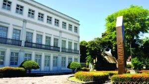 Colégio privado do Recife suspende aulas presenciais após alunos testarem positivo para Covid-19