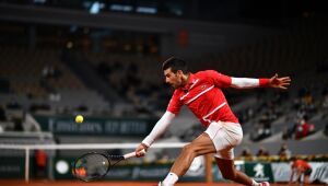 Djokovic vence compatriota Krajinovic e está perto de recorde de Sampras