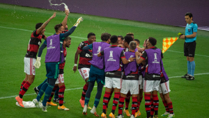 Flamengo goleia e garante vaga nas oitavas da Libertadores