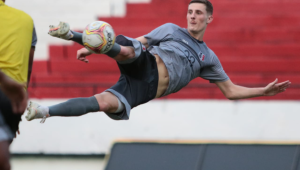 Léo Gaúcho comemora volta aos gols pelo Santa