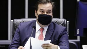 Não satisfeito em destruir o ambiente, resolveu destruir o governo, diz Maia sobre Salles