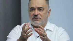Marco Aurélio responde Mendonça e diz que eleitor também precisa conhecer o passado do democrata