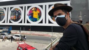 Prestes a completar 80 anos, Pelé é retratado em mural de Kobra em Santos