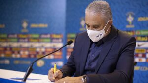 Tite promete novas mudanças no Brasil e critica gramado do Nilton Santos