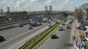 Primeiro dia de fase amarela tem ruas cheias e aglomeração no centro de SP