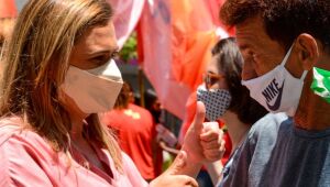 Em visita ao Centro do Recife, Marília fala em diálogo com o comerciante informal