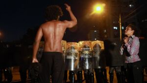 Manifestação pela morte de homem negro em Porto Alegre termina em confronto com policiais