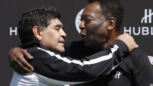 Pelé chama Maradona de 'incomparável' e diz amá-lo em texto de homenagem