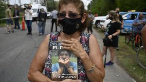 Argentinos se despedem do ídolo Maradona em um velório com grande honra