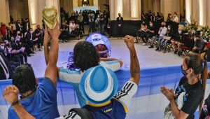 Homenagens e gritos de torcida em emocionante despedida do ídolo Maradona