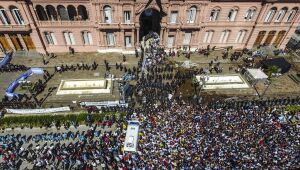 Herdeiros de Maradona conseguem exumação do corpo e têm planos para memorial 'no coração da capital'