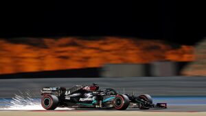 Hamilton lidera treino interrompido por batida e cachorro no Bahrein