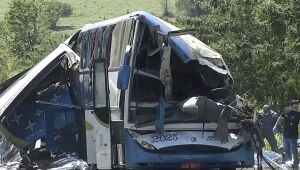 Primeiros corpos de acidente no interior de SP são enterrados às pressas na madrugada