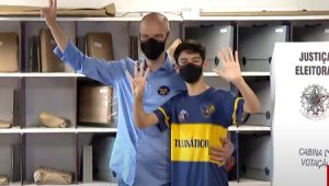 Covas vota acompanhado do filho e Boulos fica isolado em casa