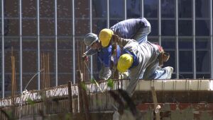 Saúde inclui trabalhadores da construção civil e indústria nas prioridades de vacinação