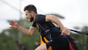 Com suspeita de rompimento no ligamento cruzado, Leandro Barcía não joga contra o São Paulo