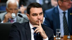 Flávio Bolsonaro diz que mansão de R$ 6 milhões foi comprada com venda de imóvel no Rio