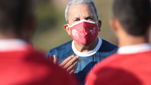Otimista, Hélio dos Anjos crê em ponto de corte menor contra o rebaixamento